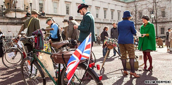 伦敦的“粗花呢”主题单车骑行