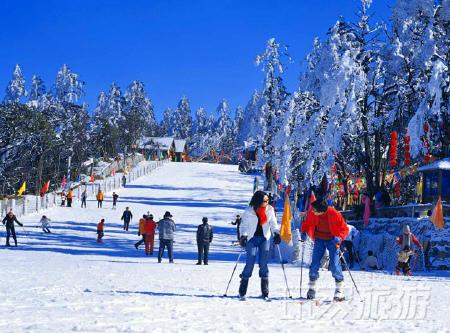 四川峨眉山景区门票降价 滑雪不要钱