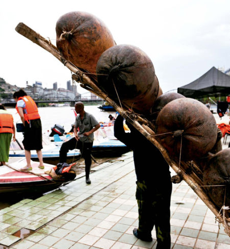 羊皮筏在古代主要 用于青海、兰州至 包头之间的长途水 上贩运，一路浩浩 荡荡，可以想象当时 的场景是何等壮观