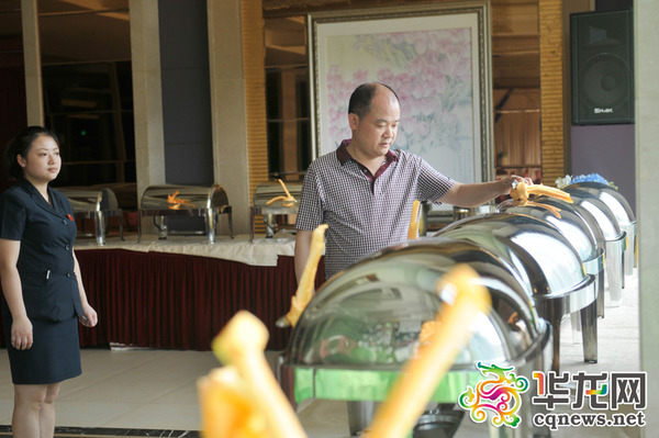 杜建波在酒店检查菜品。 受访者供图 华龙网发