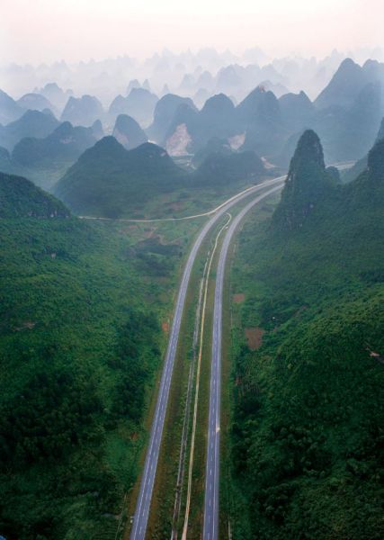 桂林至阳朔的高速公路穿越在喀斯特峰林中