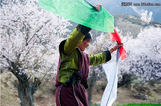 藏民在悬挂经幡 作者：佚名