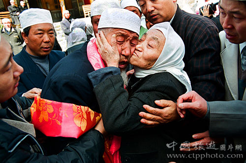 朝觐即到沙特的麦加圣地亲自礼拜、做功，只要诚心诚意，真主就会把朝觐者做过的坏事全部饶恕，像刚出生的婴儿一样，没有罪过，回来后就称之为哈吉。刚从圣地回来，人们争先恐后要与哈吉挨脸拥抱，沾“百了克体”(分享真主的恩泽)(马俊杰摄)