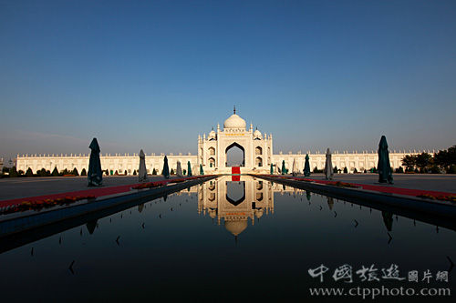 中华回乡文化园，主体大门仿印度泰姬陵设计，里面有中国最大的回族博物馆、中国最大的伊斯兰教礼拜寺和回族民俗村，是一站式了解回族文化的地方(刘兵摄)