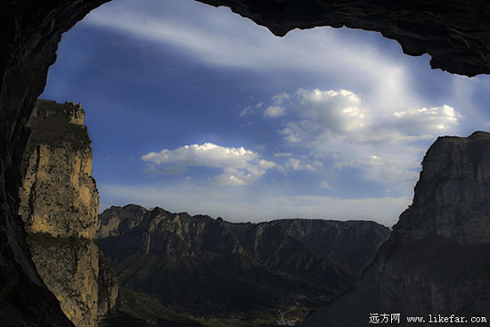 从天窗看外面的风景 作者：天地岂无言