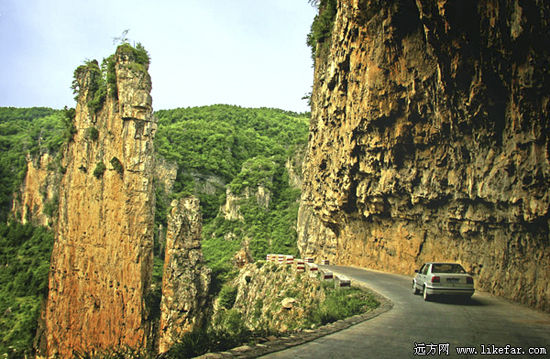 行驶在去往锡崖沟的盘山路上 作者：金子牛