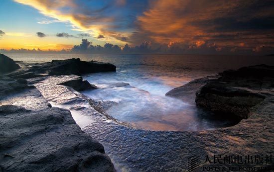 夕阳下壮美的海岸线