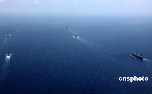 组图：海盗欲袭中国商船 千只海豚飞跃"护驾"