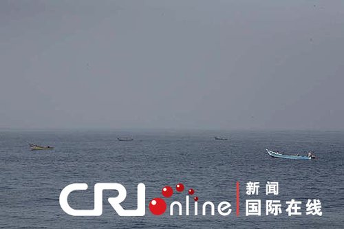 组图：海口舰护航中国商船遭可疑海盗船袭击