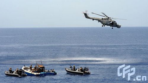 组图：英国军舰与索马里海盗激烈交火