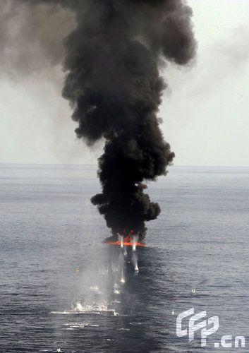 组图：英国军舰与索马里海盗激烈交火