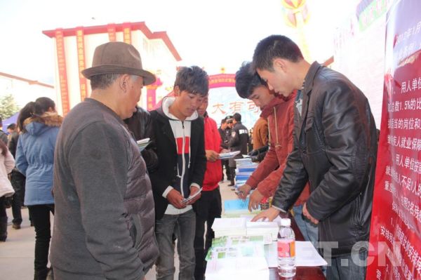 西藏残疾人就业服务中心的工作人员向市民发放宣传册让大家了解残疾人就业政策