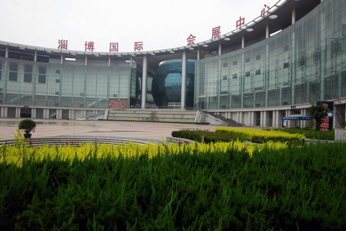 淄博国际会展中心,建筑雄伟,是中国陶瓷科技城整个群体建筑的核心