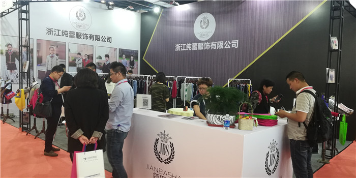 热烈祝贺第七届上海国际校服·园服展览会、第七届上海国际职业装博览会在上海世博展览馆隆重开幕 热烈祝贺第七届上海国际校服·园服展览会、第七届上海国际职业装博览会在上海世博展览馆隆重开幕