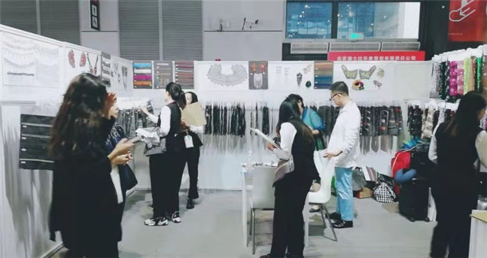祝贺2019中国国际针纺织面辅料展、中国国际纱线展及中国国际服装服饰展在上海国家会展中心隆重开幕! 祝贺2019中国国际针纺织面辅料展、中国国际纱线展及中国国际服装服饰展在上海国家会展中心隆重开幕!