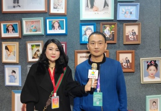 COTV全球直播-山东齐河鑫源佳包覆相框条厂专业自产自销PVC、油寝纸、皮革，木皮等饰面包覆线条、装饰条等产品，总经理郑富金欢迎大家光临！