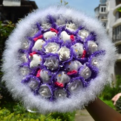 17朵仿真玫瑰花加8只 卡通花束