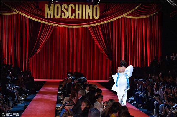 MOSCHINO 一场奇思妙想的舞台剧