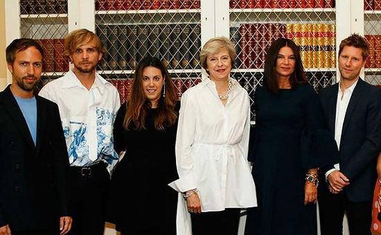 英國現任首相Theresa May與英國時尚產業從業者