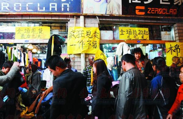 由于新时代广场要进行消防改造，不少店铺降价甩货，吸引了不少市民。