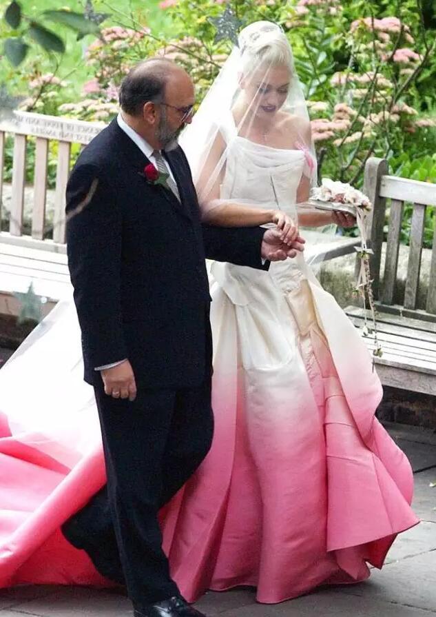 舒淇穿着小粉裙就嫁了 谁说结婚要穿白纱？